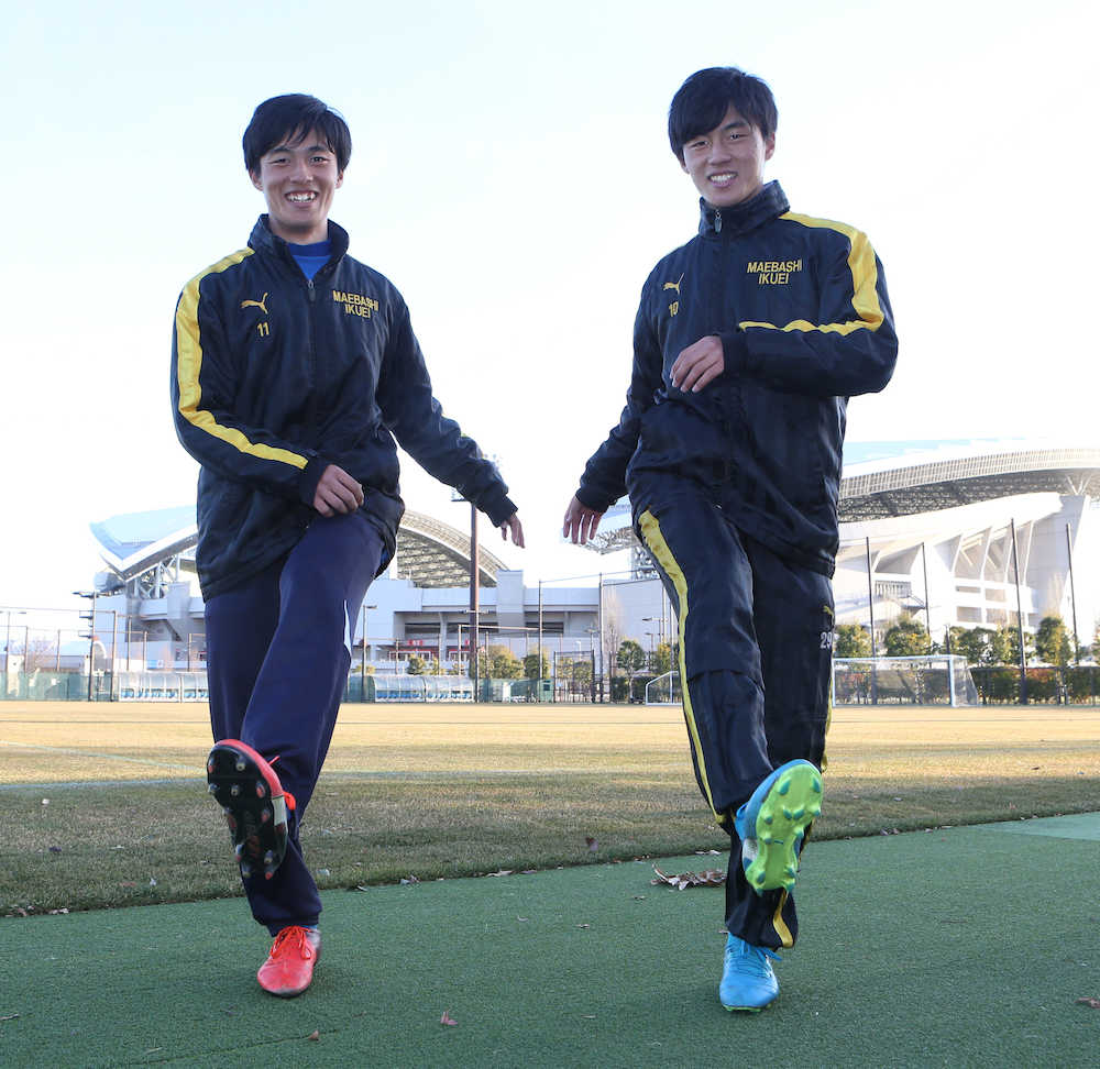 双子の前橋育英・田部井涼（左）と悠は決勝の舞台の埼玉スタジアム背に笑顔を見せる