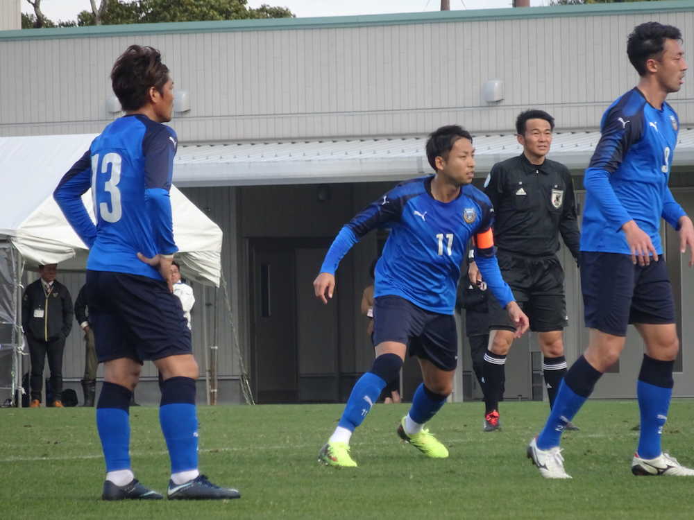 練習試合で新布陣を披露した川崎Ｆの大久保（左）と小林（中央）