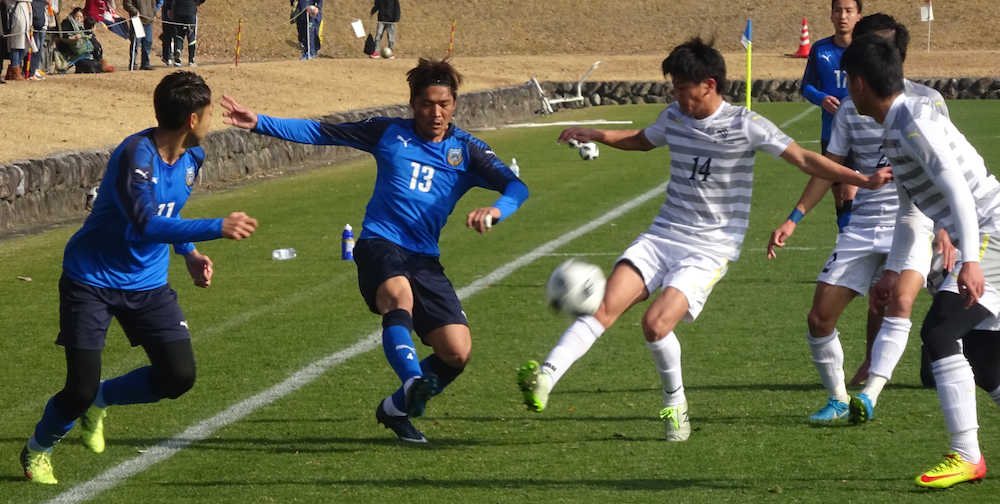宮崎産業経営大との練習試合でボールを競り合う大久保（左から２人目）。左端は小林悠