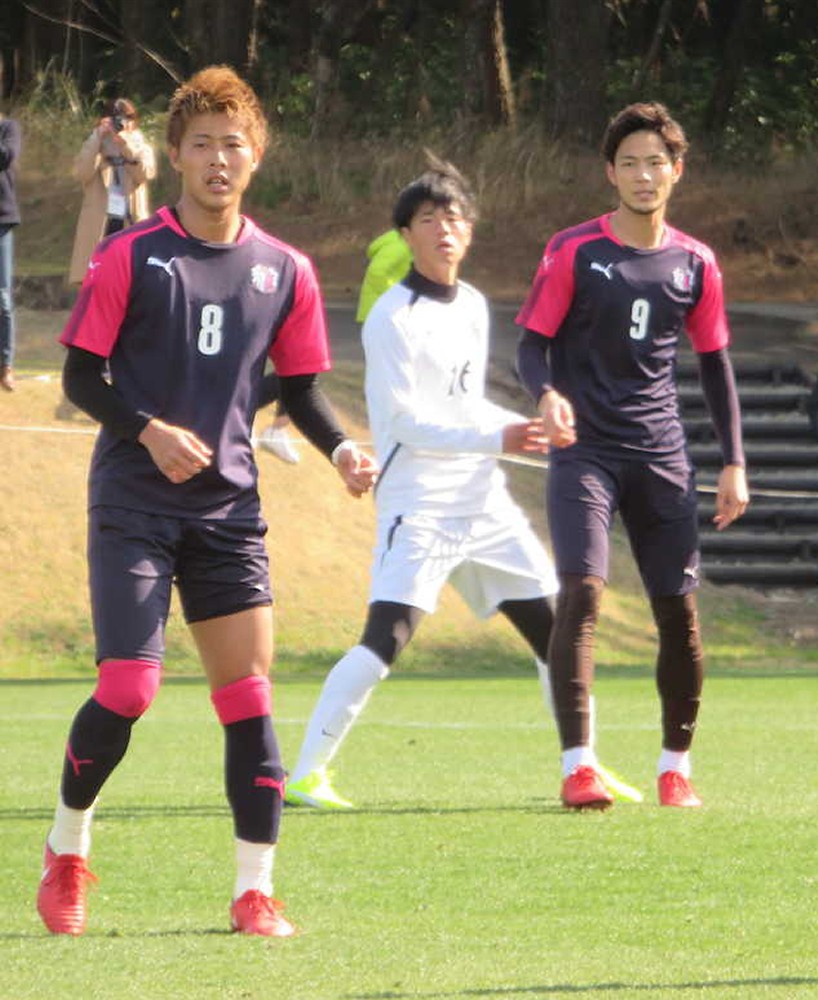 宮崎キャンプの練習試合で杉本（右）と２トップを組んだ柿谷（手前）