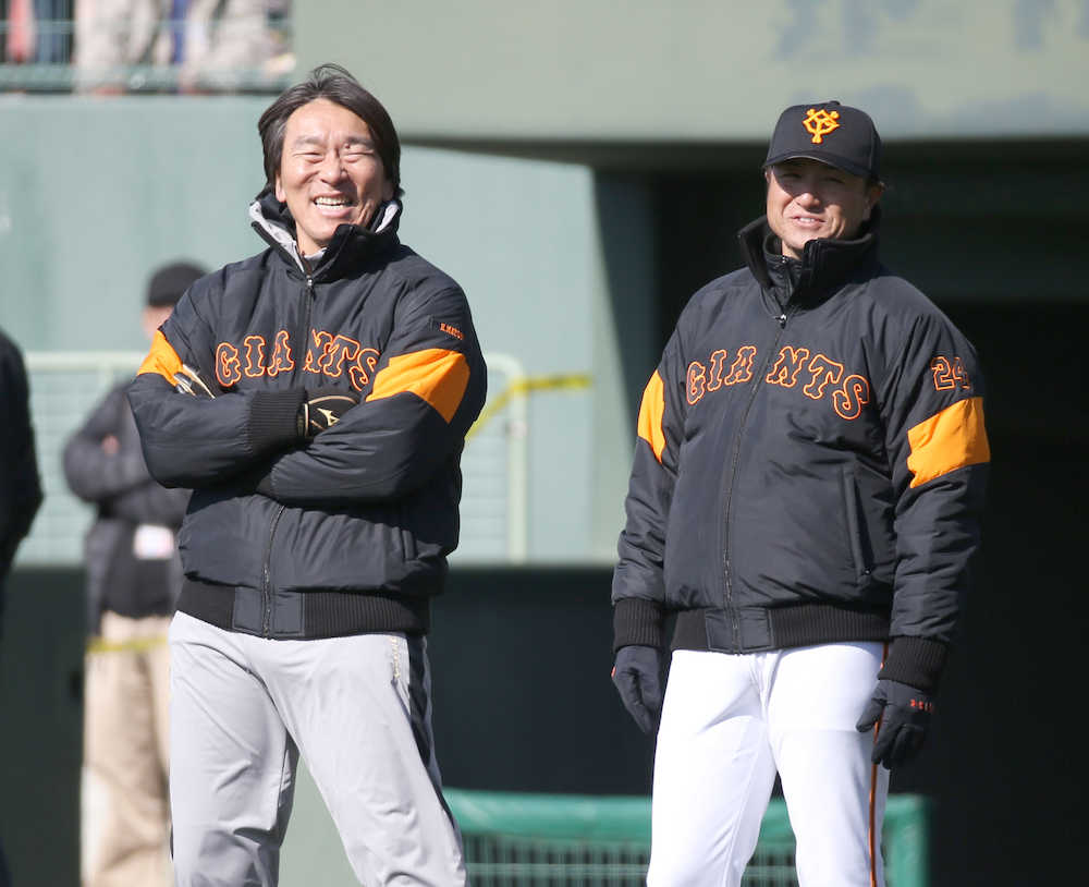 笑顔の高橋監督（左）と松井秀喜臨時コーチ