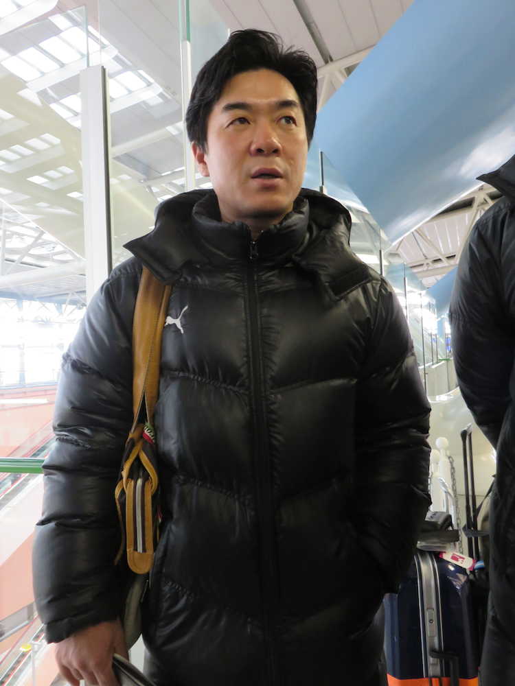 関西空港で取材に応じるＣ大阪の尹晶煥（ユンジョンファン）監督
