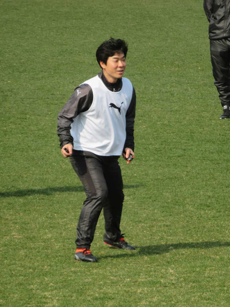 練習で選手と一緒にプレーするＣ大阪・尹晶煥監督