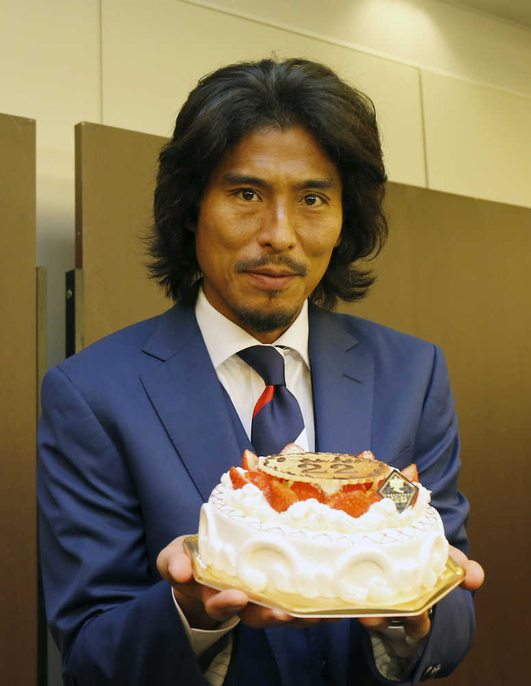試合後、バースデーケーキを持ち笑顔の横浜ＤＦ中沢