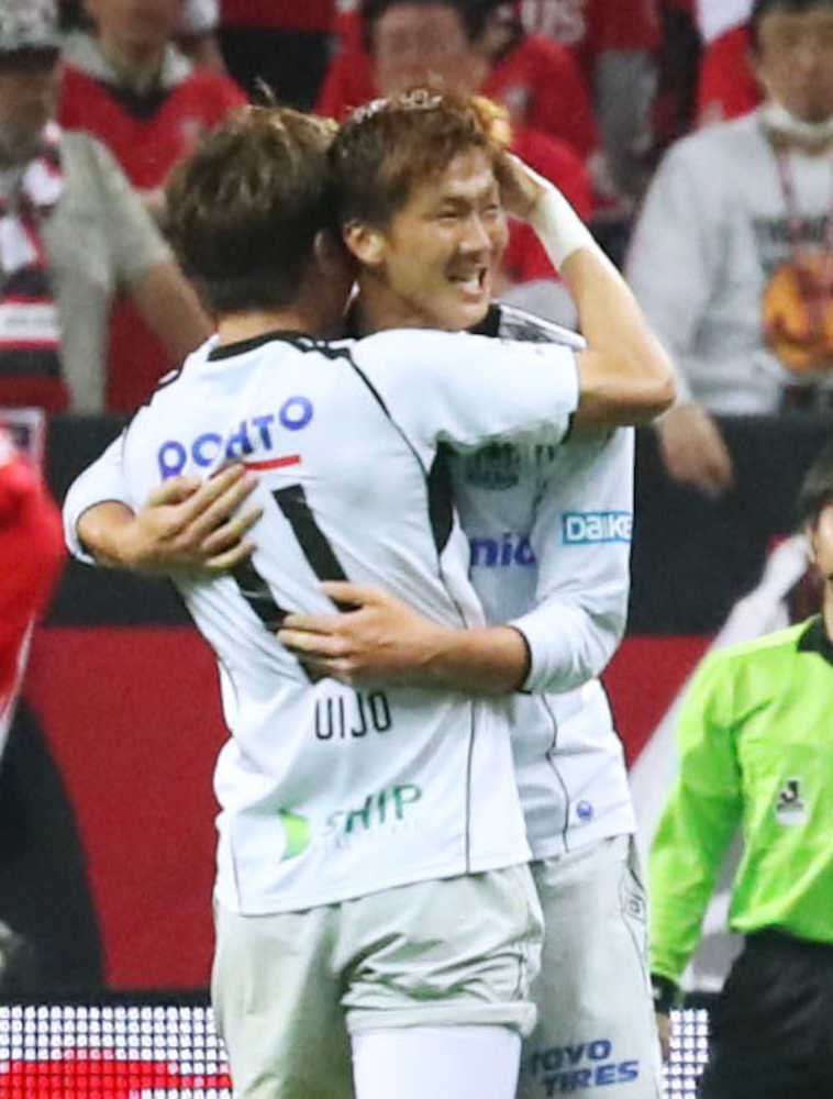 前半、２点目のゴールを決め、黄義助（手前）と抱き合って喜ぶＧ大阪・長沢