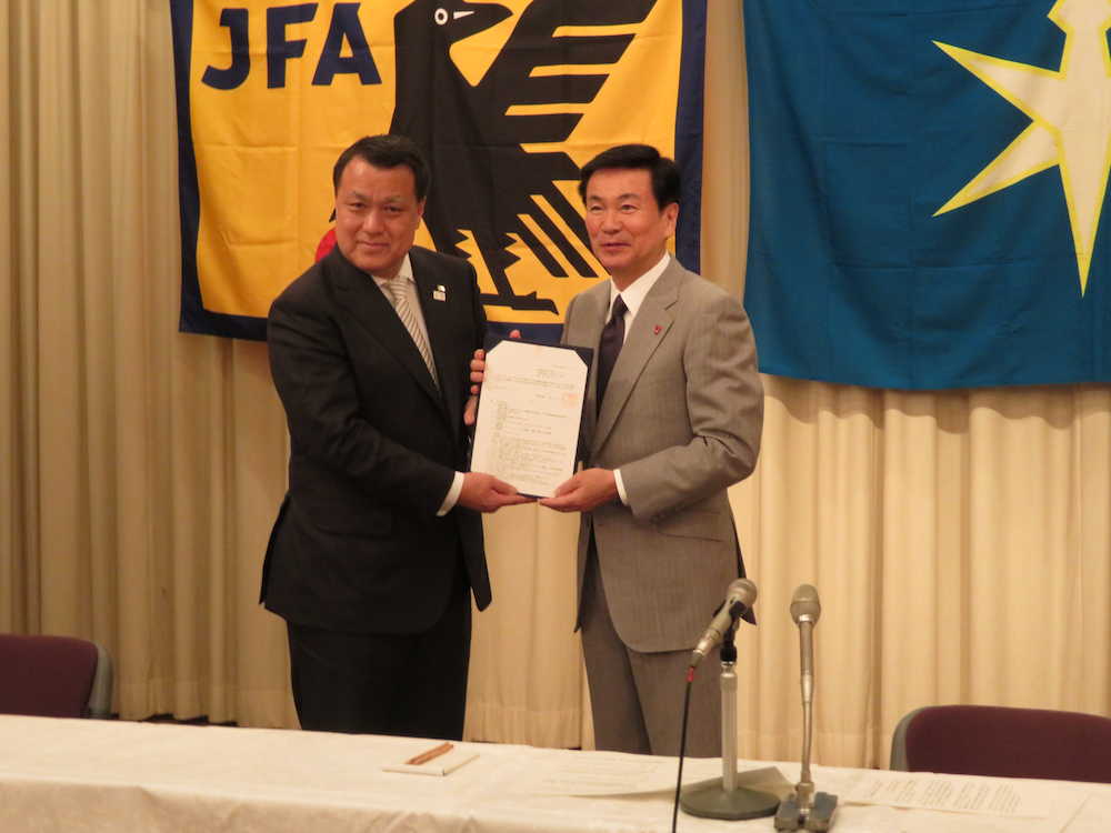 公園施設設置許可書の交付を受ける田嶋会長、右は森田健作・千葉県知事