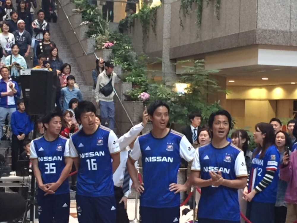 トークショーに参加した横浜の（左から）ＭＦ吉尾、ＦＷ伊藤、ＧＫ飯倉、ＭＦ中町