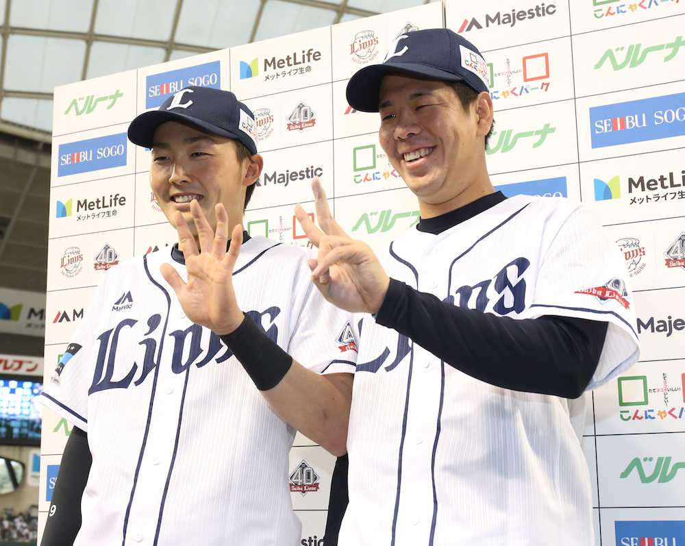 ＜西・オ＞ヒーローインタビューで７連勝ポーズをとる源田（左）と多和田