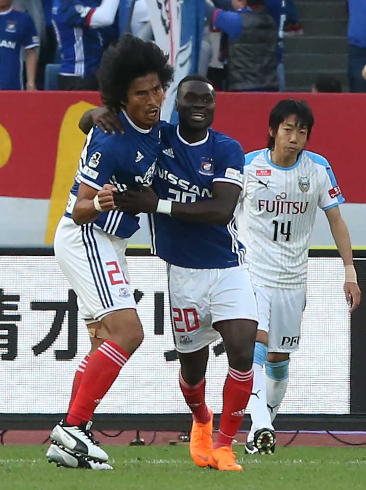 後半１６分、ゴールを決め喜ぶ横浜・中沢（左）