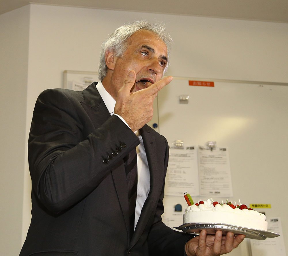 ２０１５年５月１５日、６３歳の誕生日を迎え、バースデーケーキを味見するハリルホジッチ監督