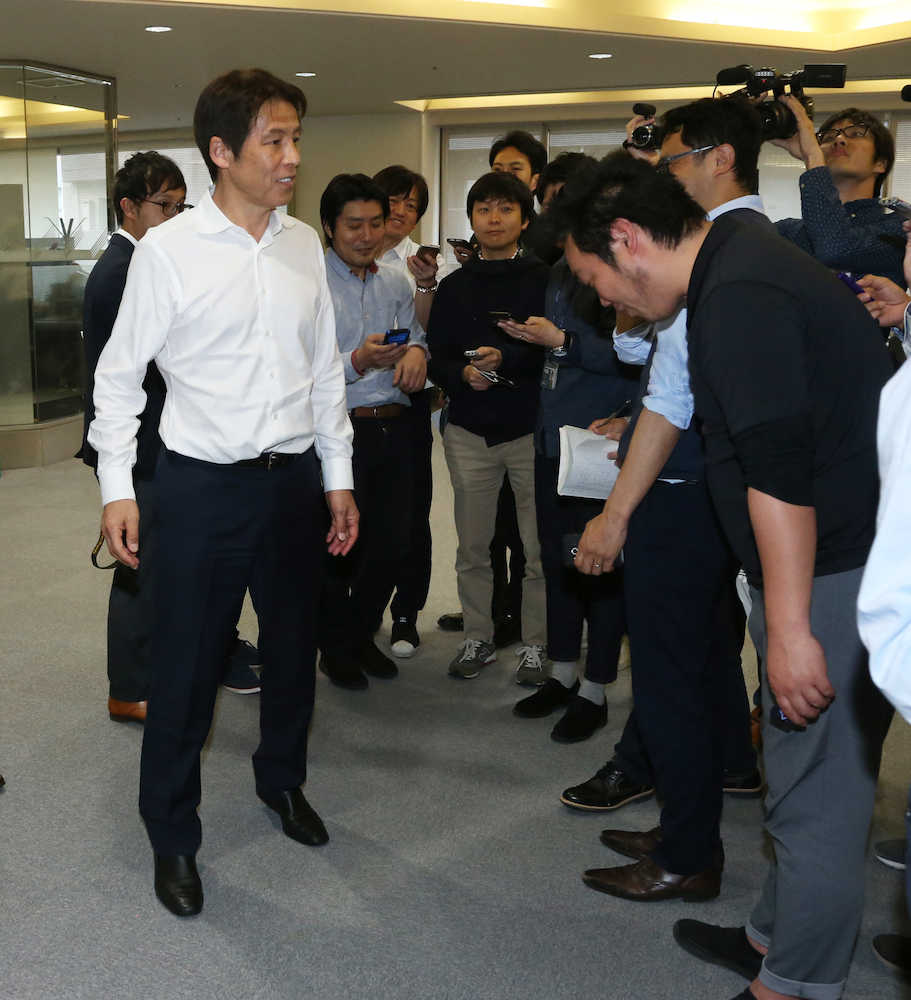 日本代表の監督に就任する西野氏は記者から「よろしくお願いします」とあいさつされ笑顔を見せる