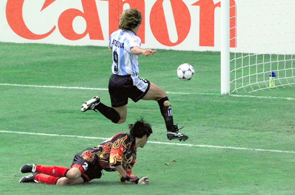 ９８年Ｗ杯フランス大会アルゼンチン戦で川口をかわし、先制ゴールを決めるバティストゥータ（ＡＰ）