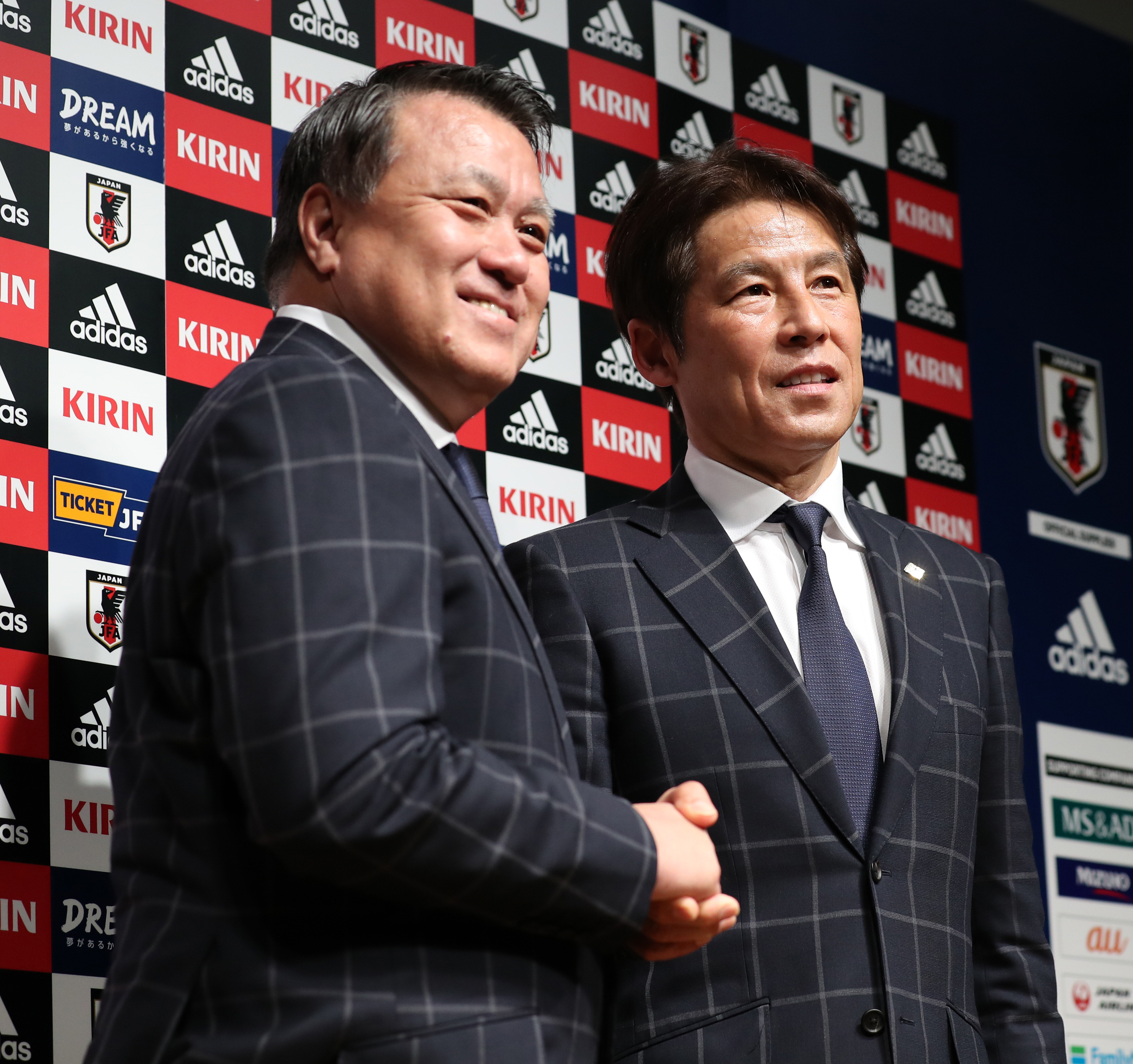 ＪＦＡ・田嶋会長（左）と、日本代表・西野新監督