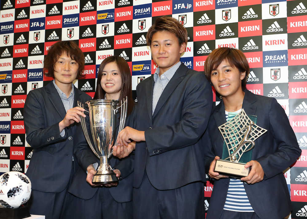 アジアカップを制し凱旋したなでしこジャパン・（左から）阪口、長谷川、山口、岩渕は優勝カップを手に笑顔を見せる