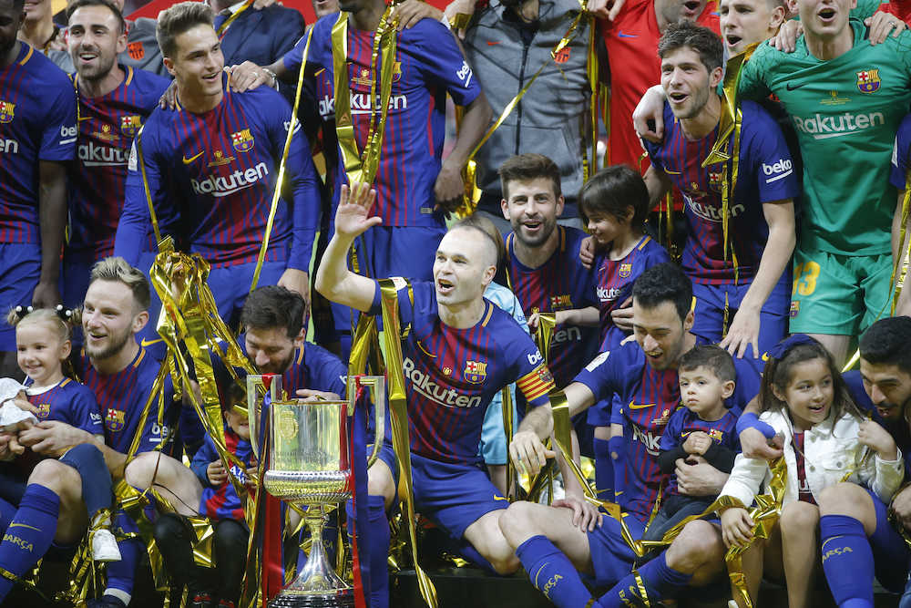 スペイン国王杯に優勝したバルセロナのメンバー、これが最後？中央で手を振るイニエスタ