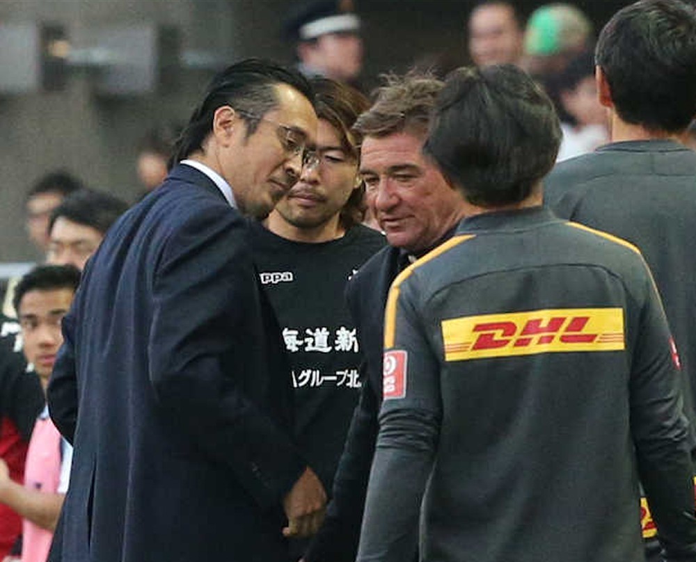 試合後、言葉をかわす浦和・大槻監督（左）と札幌・ペトロヴィッチ監督