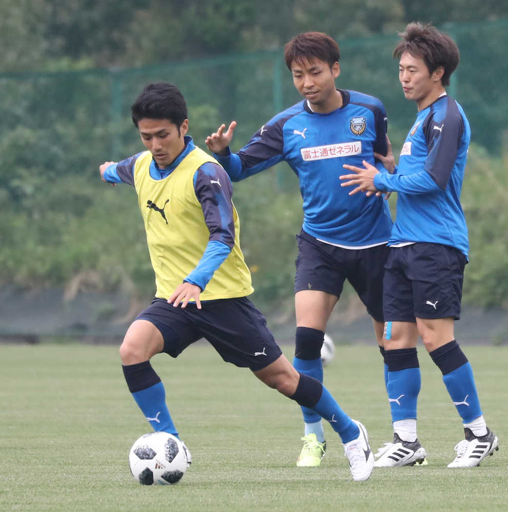 練習で汗を流す川崎Ｆの（左から）大島、小林、斎藤
