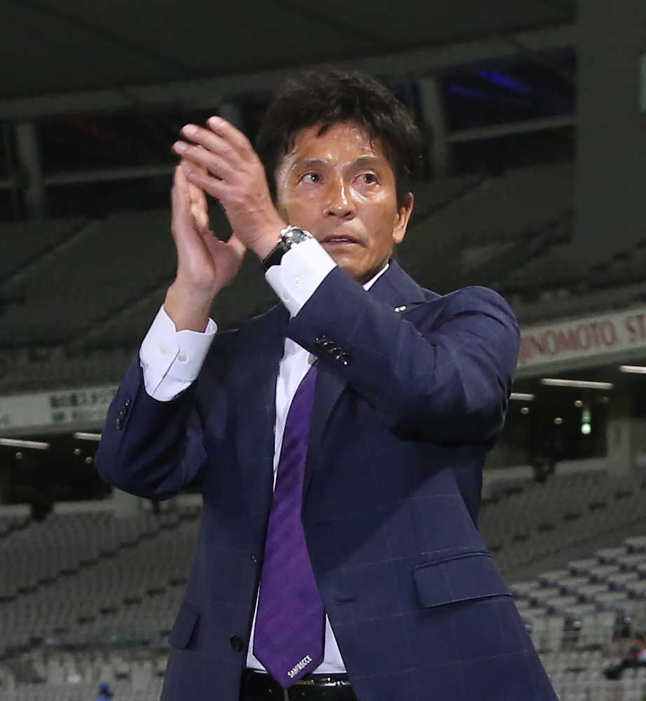 試合終了後、ＦＣ東京サポーターにあいさつをする広島・城福監督