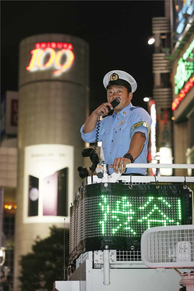 サッカー日本代表の試合中、東京・渋谷のスクランブル交差点で安全な通行を呼び掛ける警察官＝１９日夜