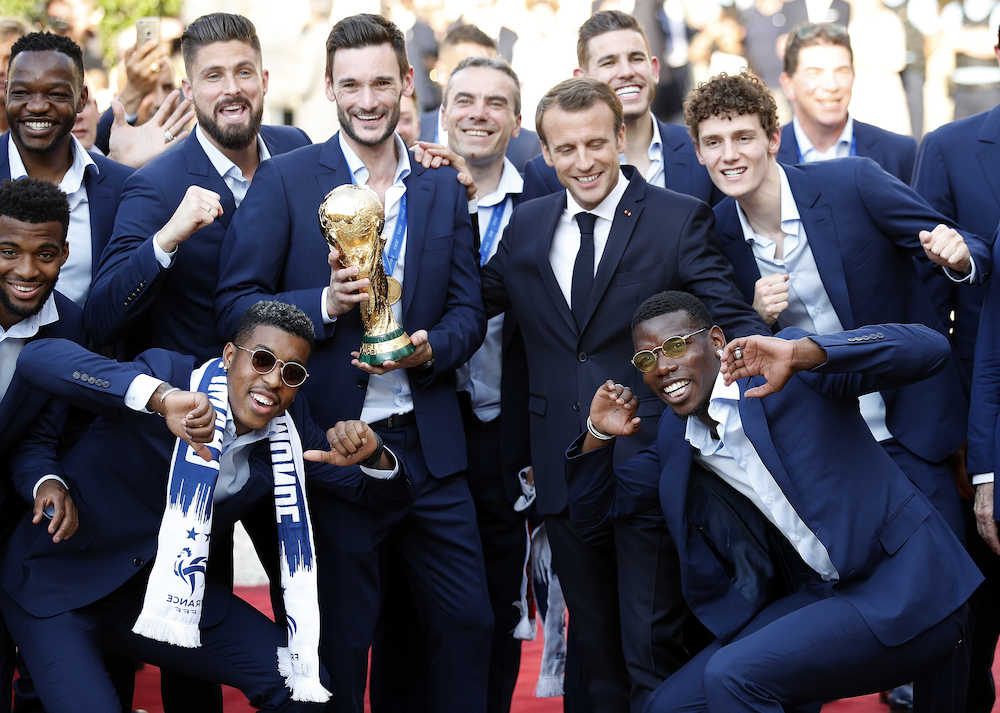 Ｗ杯優勝を記念しマクロン大統領（中央右）と記念撮影するフランス代表イレブン（ＡＰ）