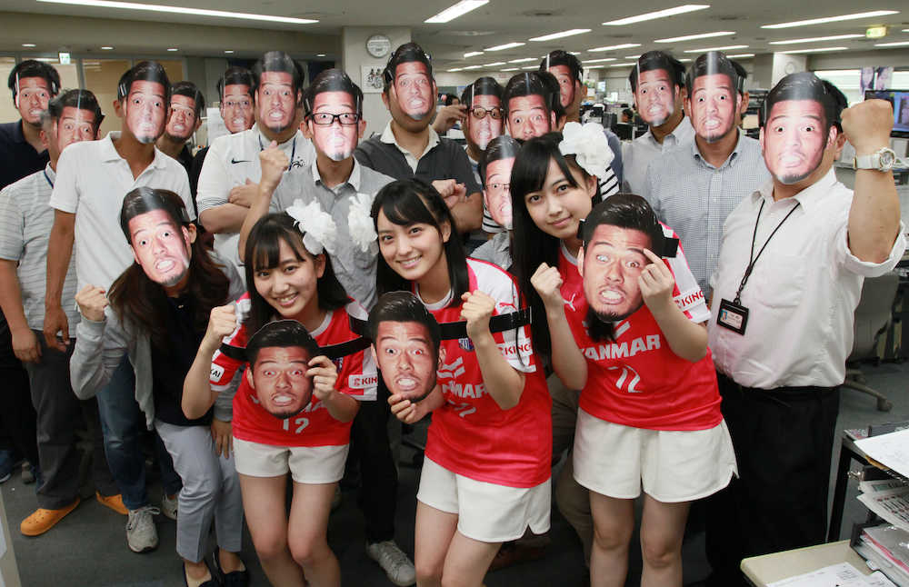 ２２日のホーム浦和戦ＰＲのためスポニチ大阪本社を訪れた、たこやきレインボーの（左から）堀くるみ、清井咲希、彩木咲良　