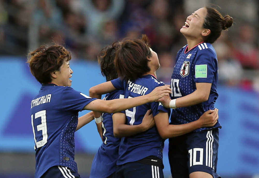 前半、宮沢（中央）の先制ゴールに喜びを爆発させるＵ―２０女子日本代表の選手たち（ＡＰ）