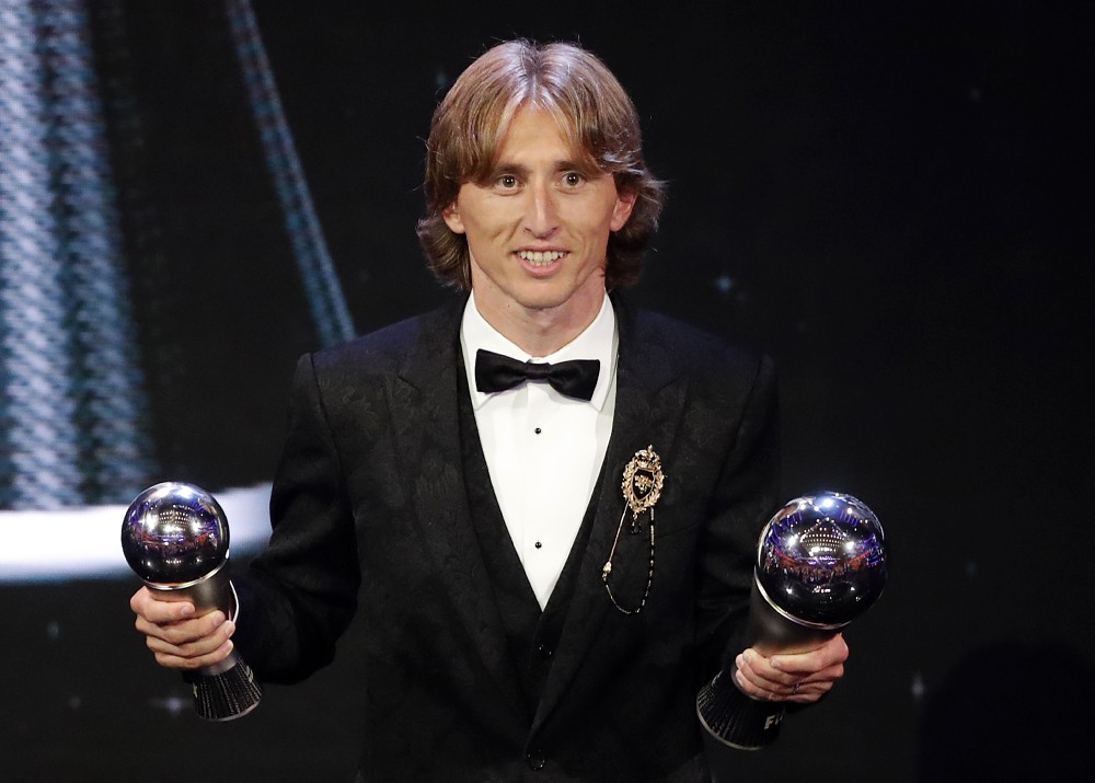 国際サッカー連盟の表彰式で男子最優秀選手に選ばれたクロアチア代表のモドリッチ