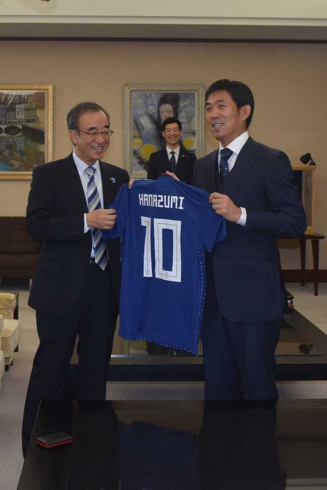 日本代表の森保監督（右）は花角新潟県知事（左）に名前入りのユニホームをプレゼント