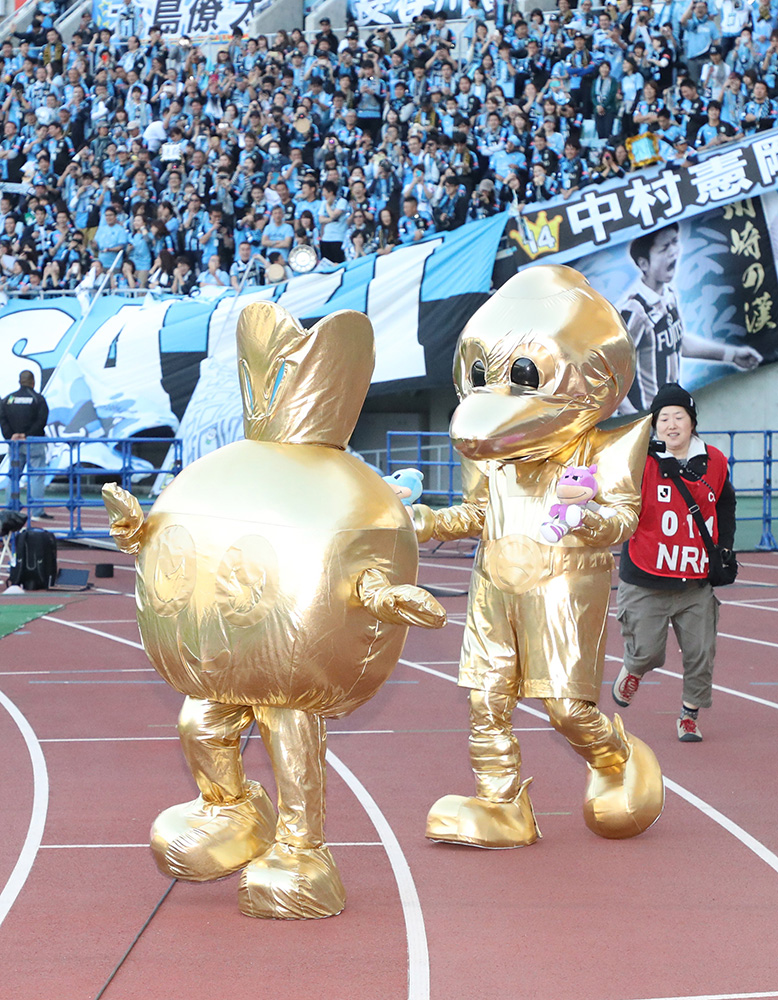 リーグ２連覇で金色に変身した川崎Ｆのマスコット、カブレラ（左）とふろん太