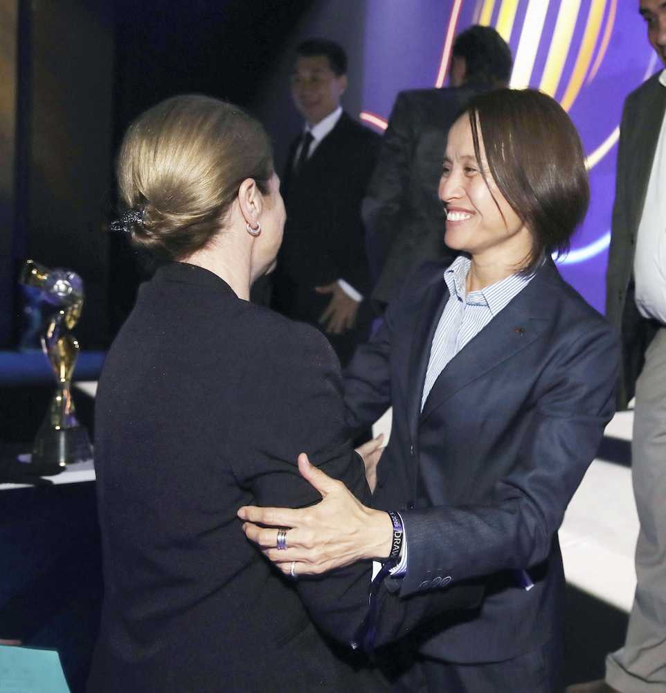 サッカーの女子Ｗ杯フランス大会の１次リーグ抽選会後、米国のエリス監督（左）とあいさつを交わす日本の高倉監督