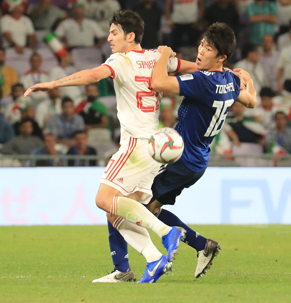 アジア杯の日本戦でＤＦ冨安と競り合うＦＷアズムン