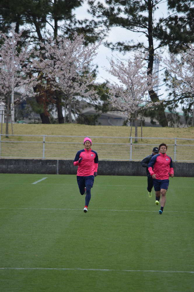桜の残る練習場で走る都倉（左）