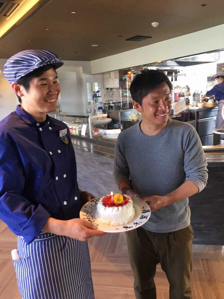 　4月20日に45歳の誕生日を迎えた川崎Fの鬼木達監督。4月1日にクラブハウスにオープンした食堂で、20日の練習後に専属シェフが作ったケーキでお祝いされる