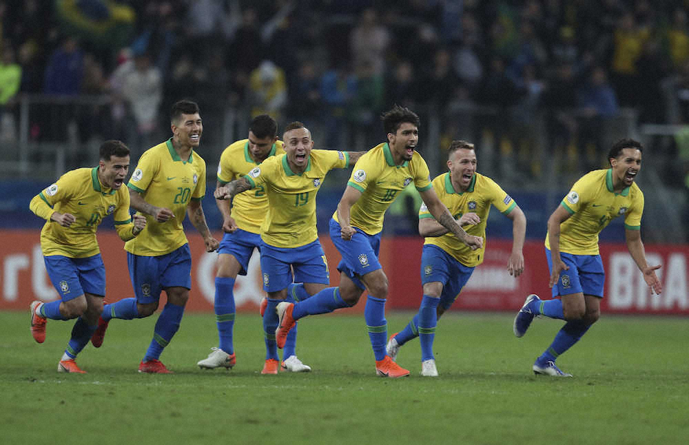PK戦を制して4強進出を決め、喜ぶブラジルの選手たち（AP）