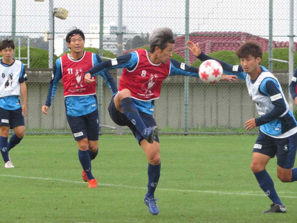 天皇杯仙台戦へ、主力組でプレーする横浜FCのカズ（中央）