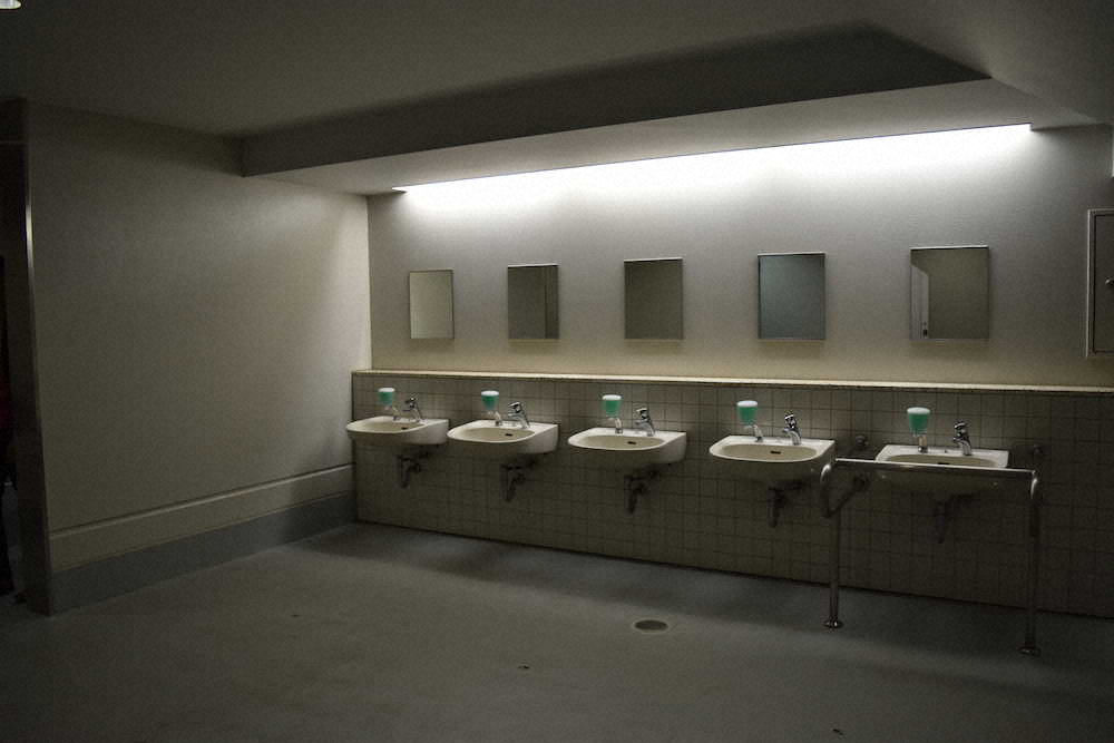 手洗い場しかない従来の女子トイレの洗面スペース（ビフォー）
