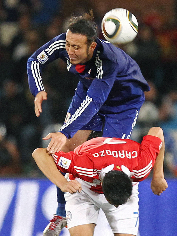 2010年Ｗ杯南アフリカ大会・パラグアイ戦で、ＦＷオスカル・カルドーソ（下）と激しく競り合う日本代表ＤＦ田中マルクス闘莉王
