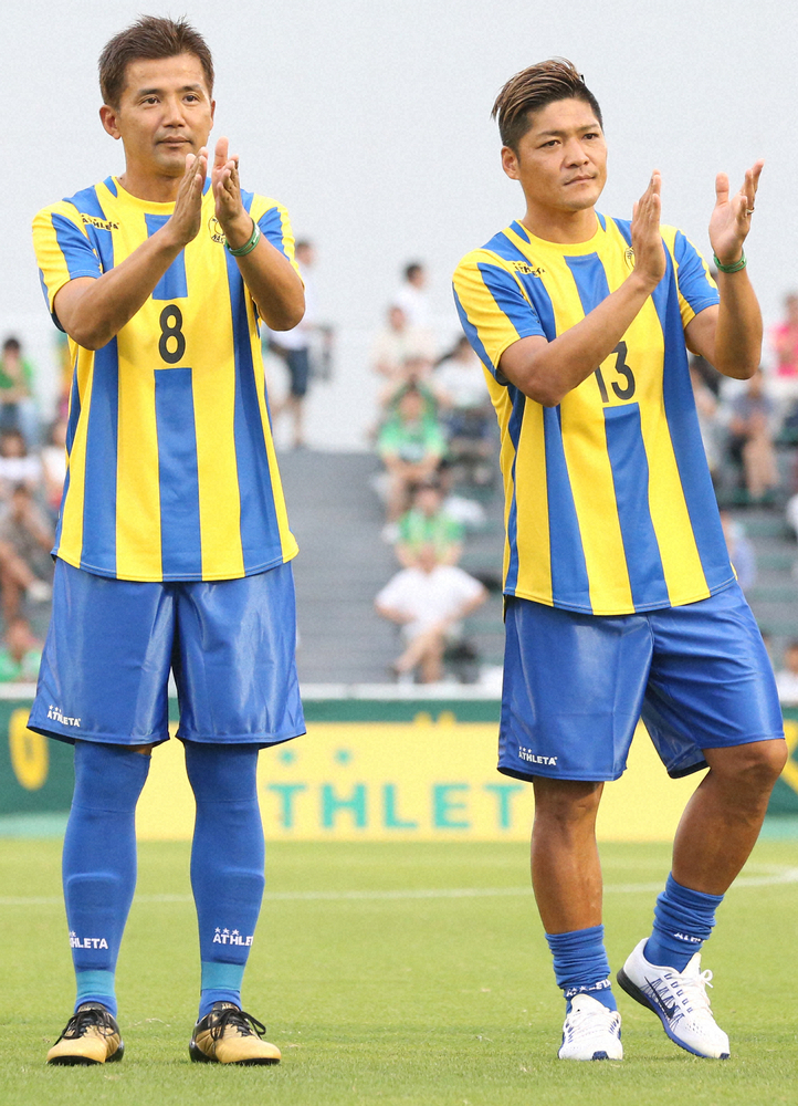 17年8月の永井秀樹引退試合で国見のユニホームを着て笑顔を見せる永井秀樹氏（左）と大久保