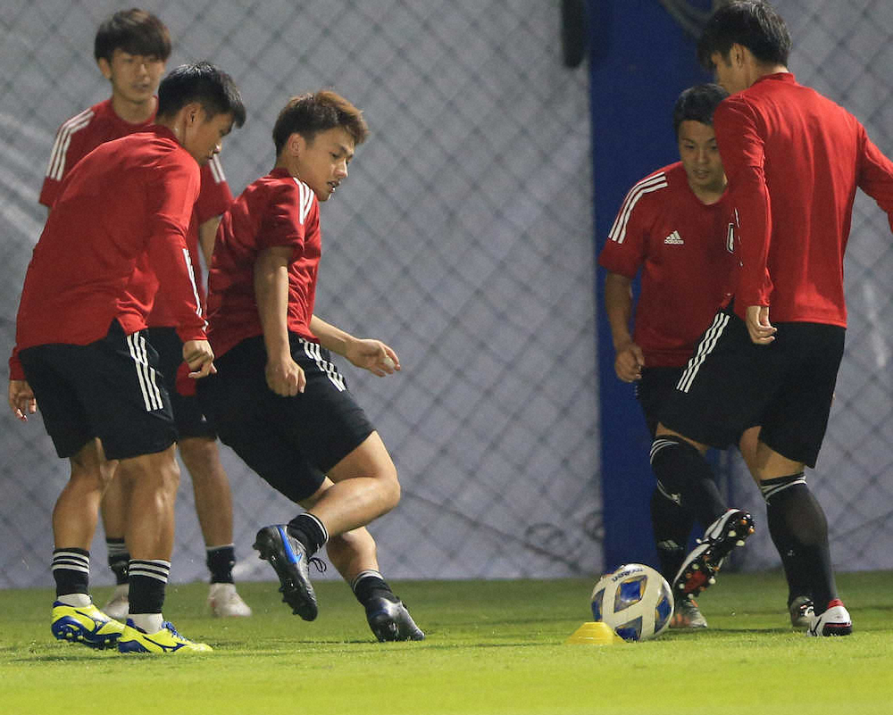 ＜U23日本代表練習＞ボール回しをする上田（左から3人目）（撮影・篠原岳夫）