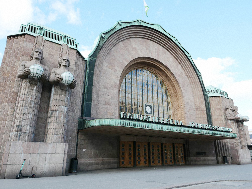 まるで閉鎖されているかのように、誰もいないヘルシンキ中央駅（撮影・田中　亜土夢）