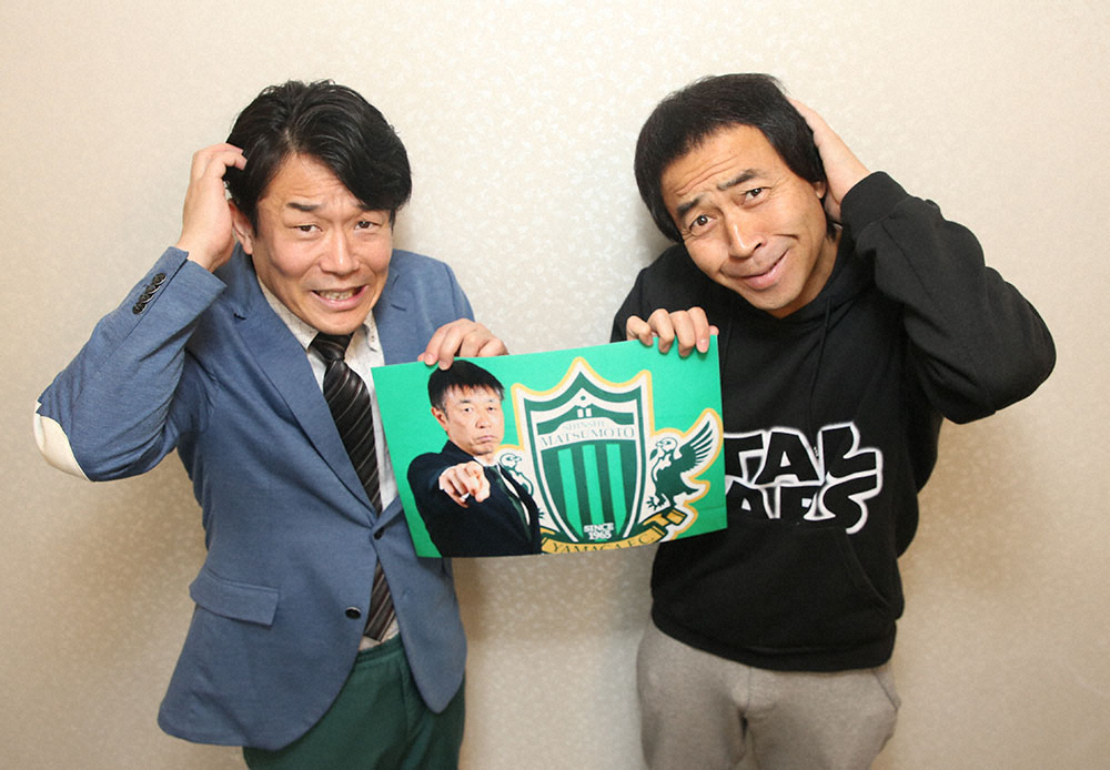 布啓一郎監督の写真を手に恐縮した表情を見せるお笑いコンビ「ペナルティ」のヒデ（左）とワッキー（2020年2月撮影）