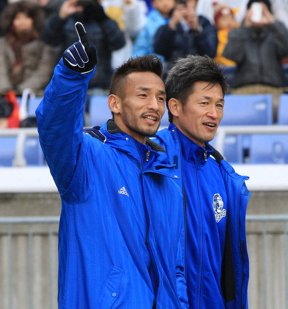 中田英寿氏（左）と横浜FCのカズ