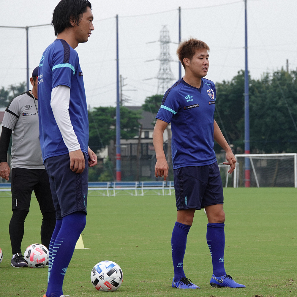 練習に励むMF三田（右）（C）F.C.TOKYO