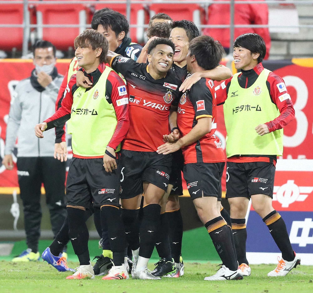 FC東京戦の後半ロスタイム、マテウス（中央）は決勝ゴールとなるPKを決め、イレブンから祝福を受ける