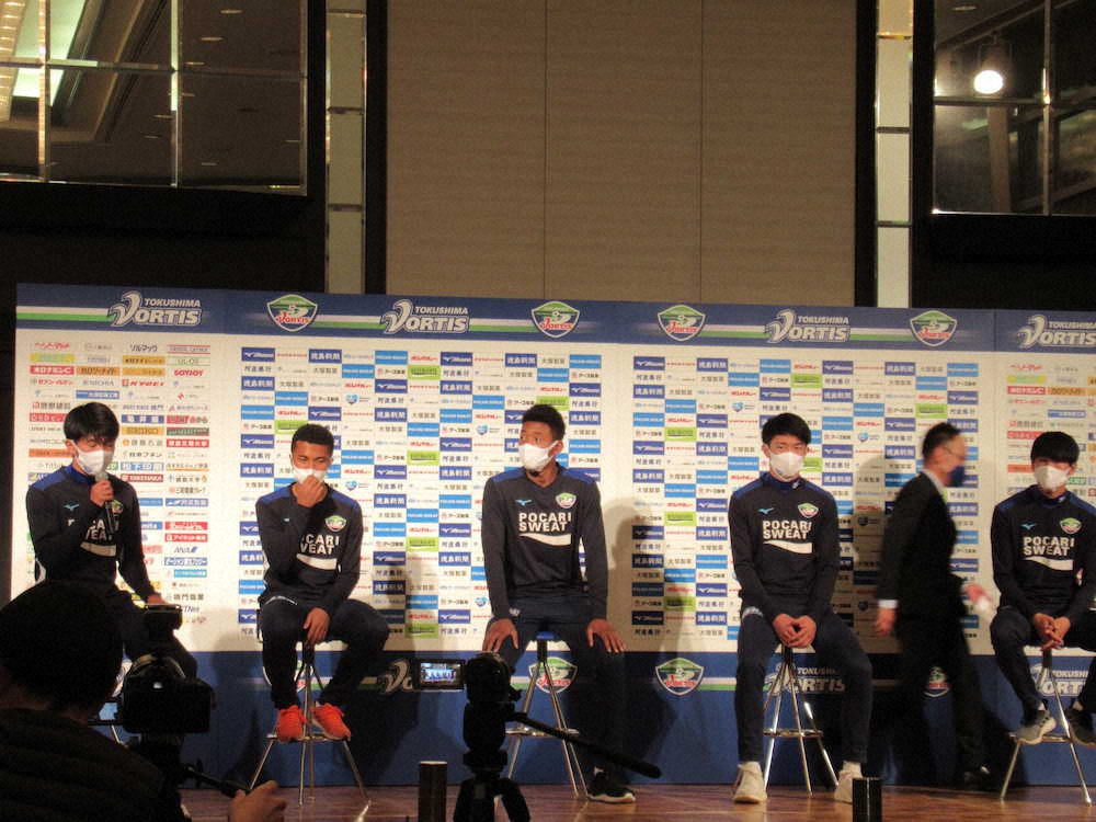 徳島の新体制会見に臨んだ（左から）FW宮代、藤田、鈴木、大森