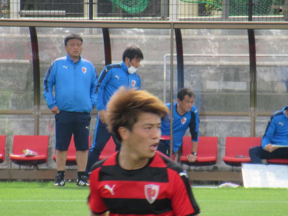 FC東京との練習試合を見守るJ2京都のチョウ貴裁監督（後方左）