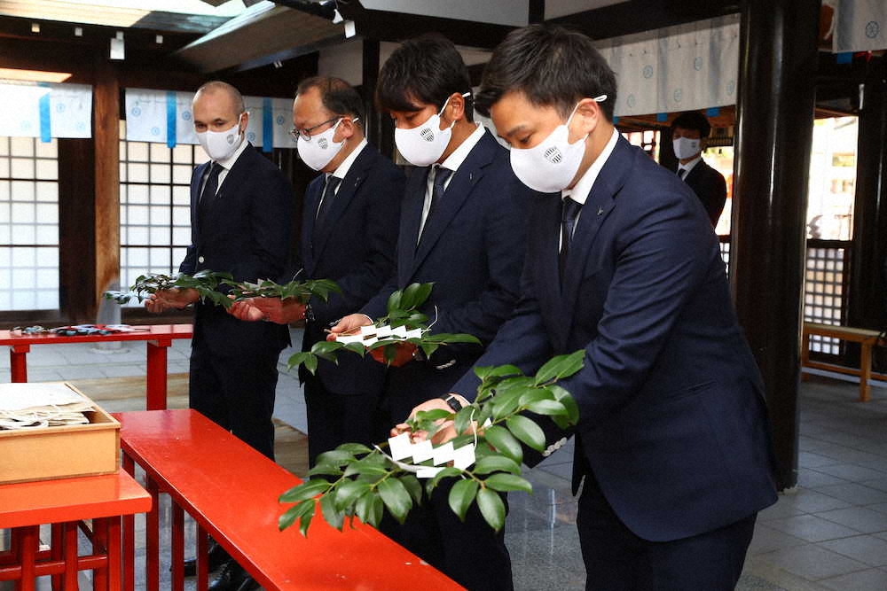 和田神社で必勝祈願するイニエスタ（左端）ら（C）VISSEL　KOBE