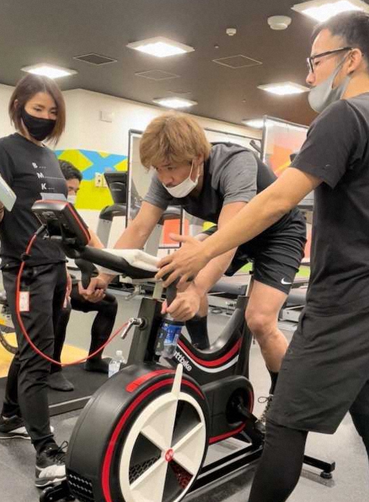 低酸素の部屋でワットバイクをこぐC大阪の大久保（中央）