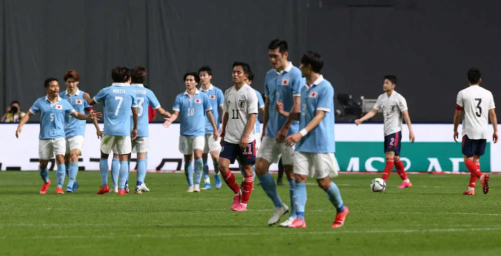 ＜サッカー日本代表・U－24日本代表＞前半、ゴールを決める鎌田と、ガックリの久保（撮影・西海健太郎）