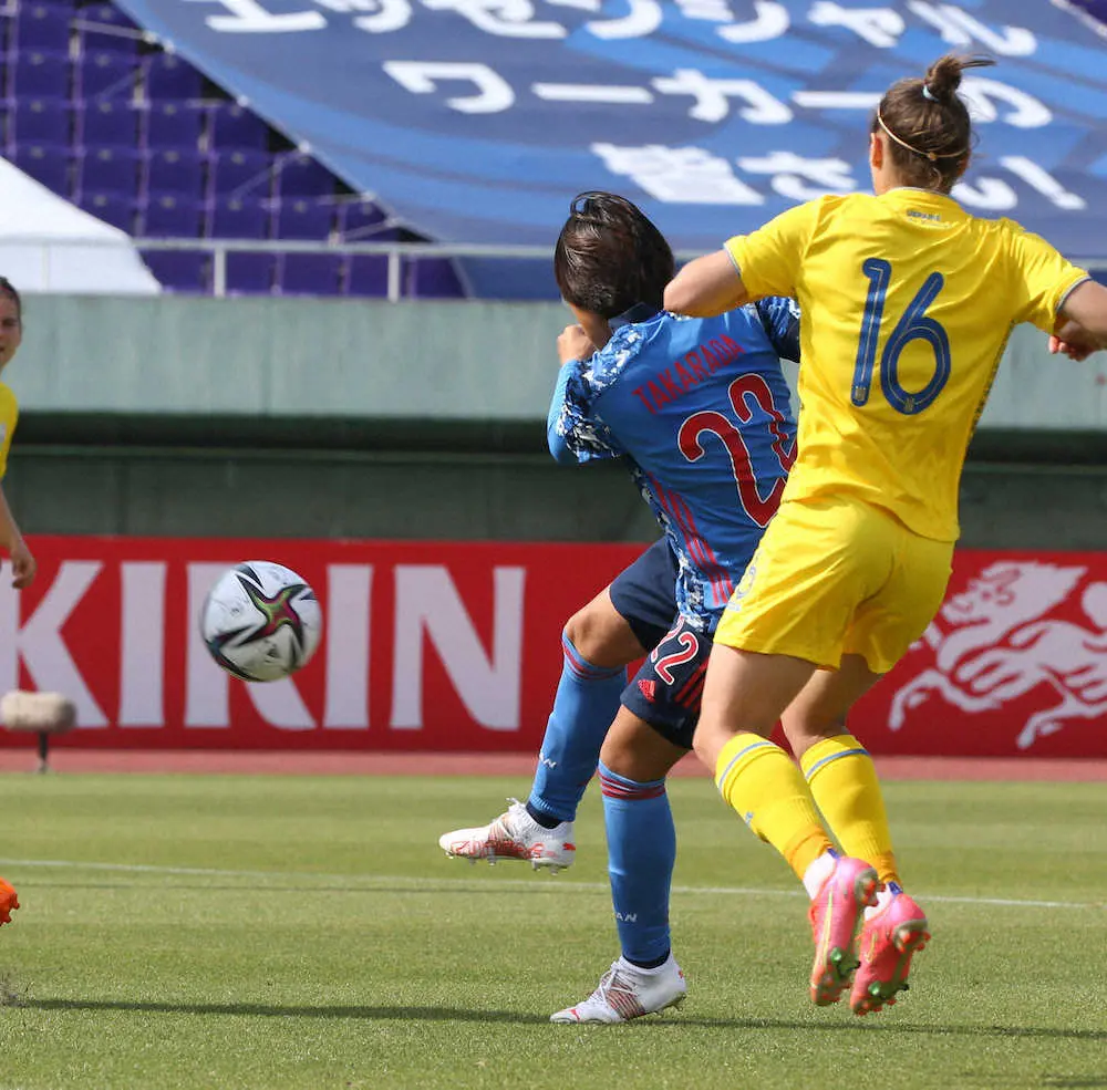 ＜サッカー女子日本代表・ウクライナ代表＞前半38分、ゴールを決めた宝田（左）（撮影・西海健太郎）